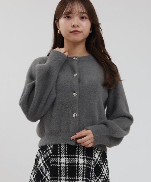 ASTORIA ODIER(アストリアオディール)の「ラメフェザーパールリング釦カーディガン(カーディガン/ボレロ・レディース・ホワイト/チャコールグレー/アイボリー/グレイッシュベージュ・MEDIUM)」の3枚目の写真