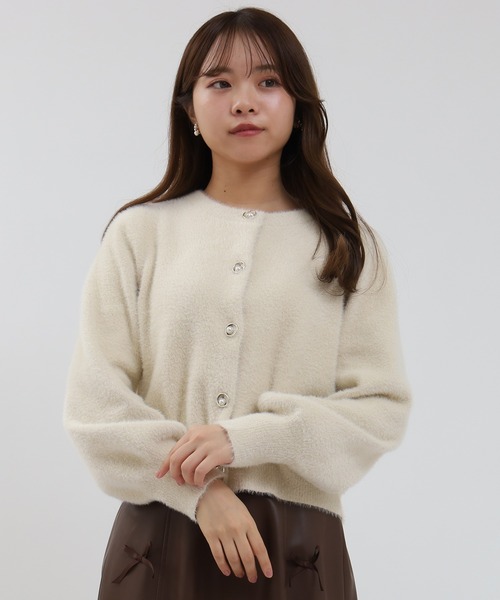 ASTORIA ODIER(アストリアオディール)の「ラメフェザーパールリング釦カーディガン(カーディガン/ボレロ・レディース・ホワイト/チャコールグレー/アイボリー/グレイッシュベージュ・MEDIUM)」の1枚目の写真