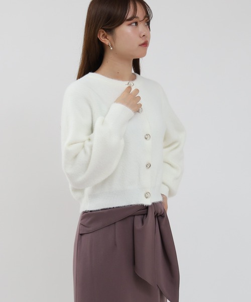 ASTORIA ODIER(アストリアオディール)の「ラメフェザーパールリング釦カーディガン(カーディガン/ボレロ・レディース・ホワイト/チャコールグレー/アイボリー/グレイッシュベージュ・MEDIUM)」の11枚目の写真