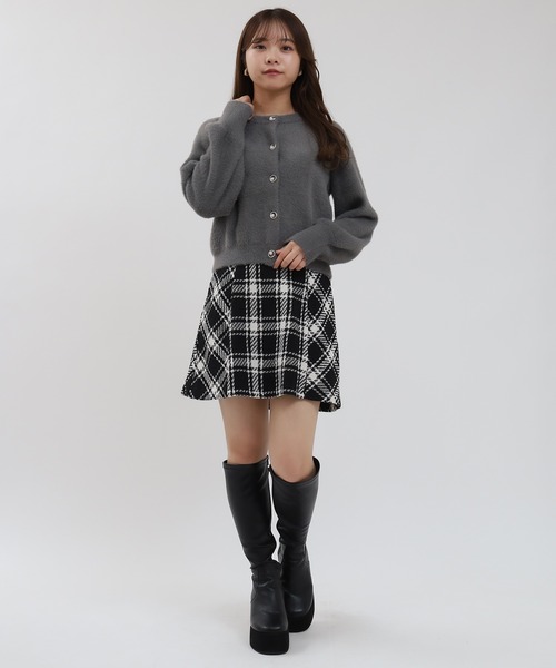 ASTORIA ODIER(アストリアオディール)の「ラメフェザーパールリング釦カーディガン(カーディガン/ボレロ・レディース・ホワイト/チャコールグレー/アイボリー/グレイッシュベージュ・MEDIUM)」の19枚目の写真
