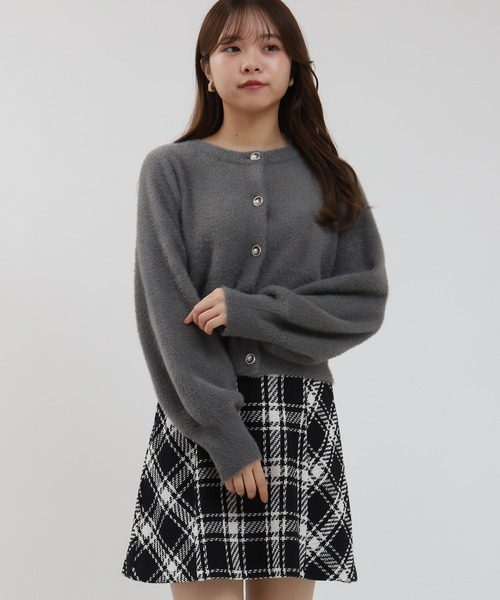 ASTORIA ODIER(アストリアオディール)の「ラメフェザーパールリング釦カーディガン(カーディガン/ボレロ・レディース・ホワイト/チャコールグレー/アイボリー/グレイッシュベージュ・MEDIUM)」の15枚目の写真