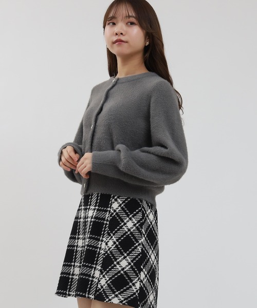 ASTORIA ODIER(アストリアオディール)の「ラメフェザーパールリング釦カーディガン(カーディガン/ボレロ・レディース・ホワイト/チャコールグレー/アイボリー/グレイッシュベージュ・MEDIUM)」の18枚目の写真
