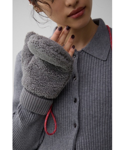 AZUL by moussy（アズールバイマウジー）の「配色ストラップ2WAYボアミトン（手袋・レディース・グレー/ブルー/アイボリー・FREE）」の11枚目の写真