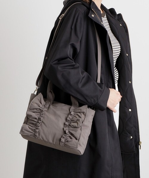 grove（グローブ）の「縦フリルナイロン2WAYトート（トートバッグ・レディース・チャコールグレー/ブラック/ライトグレー/ダークグレー・00）」の4枚目の写真