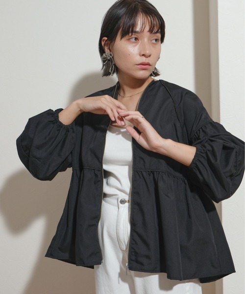 palm RICHE(ポームリシュ)の「パイピングデザイン ペプラムギャザー ジップブラウス(シャツ/ブラウス・レディース・ブラック/オフホワイト/ライトパープル・M)」の2枚目の写真
