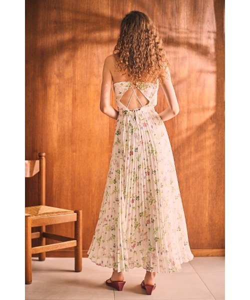 Estella.K(エステラケー)の「Jenna Pleated Long Dress ホルターアコーデオンプリーツドレス(ワンピース・レディース・ネイビー系/ブラウン系/ホワイト系/イエロー系/ピンク系/ホワイト系2・FREE)」の8枚目の写真