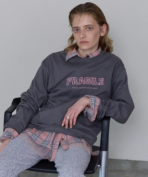 MAISON SPECIAL(メゾンスペシャル)の「FRAGILE Embroidery Long Sleeve T-shirt/FRAGILEエンブロイダリーロンTEE(Tシャツ/カットソー・レディース・チャコールグレー/ホワイト/ピンク/グレー・FREE)」の3枚目の写真