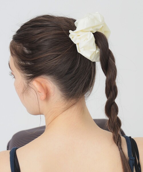 B:MING by BEAMS(ビーミングバイビームス)の「カラー シュシュ(シュシュ・レディース・イエロー系その他3/サックスブルー/チャコールグレー・ONE SIZE)」の3枚目の写真