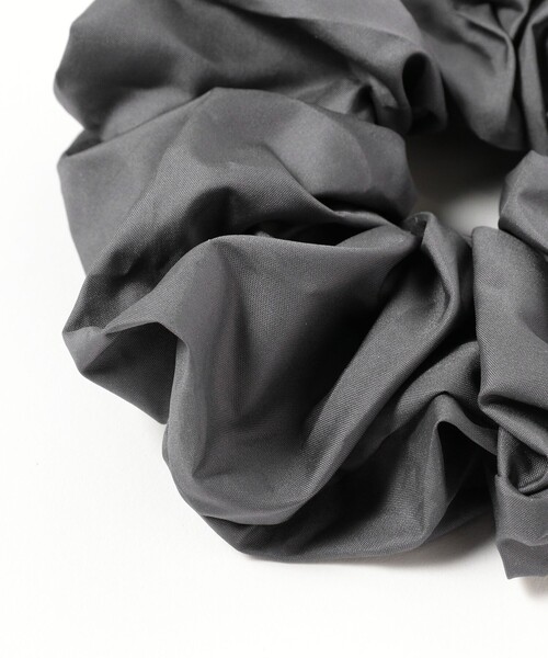 B:MING by BEAMS(ビーミングバイビームス)の「カラー シュシュ(シュシュ・レディース・イエロー系その他3/サックスブルー/チャコールグレー・ONE SIZE)」の6枚目の写真