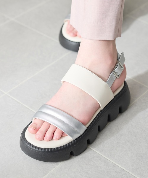 coca(ANDEX shoes product)(コカ)の「厚底 ふんわり パデッド サンダル(サンダル・レディース・ブラック/シルバー・SMALL/LARGE/MEDIUM)」の17枚目の写真