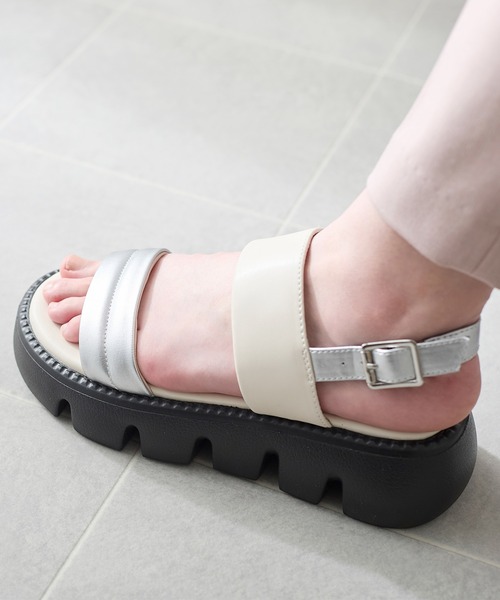 coca(ANDEX shoes product)(コカ)の「厚底 ふんわり パデッド サンダル(サンダル・レディース・ブラック/シルバー・SMALL/LARGE/MEDIUM)」の18枚目の写真