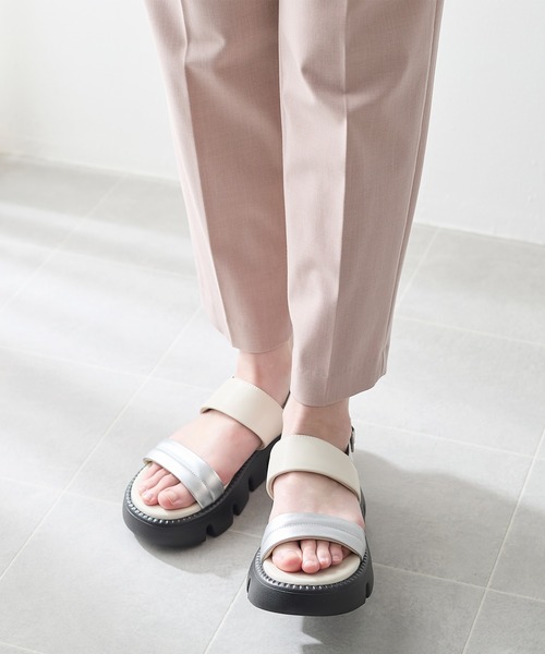coca(ANDEX shoes product)(コカ)の「厚底 ふんわり パデッド サンダル(サンダル・レディース・ブラック/シルバー・SMALL/LARGE/MEDIUM)」の4枚目の写真