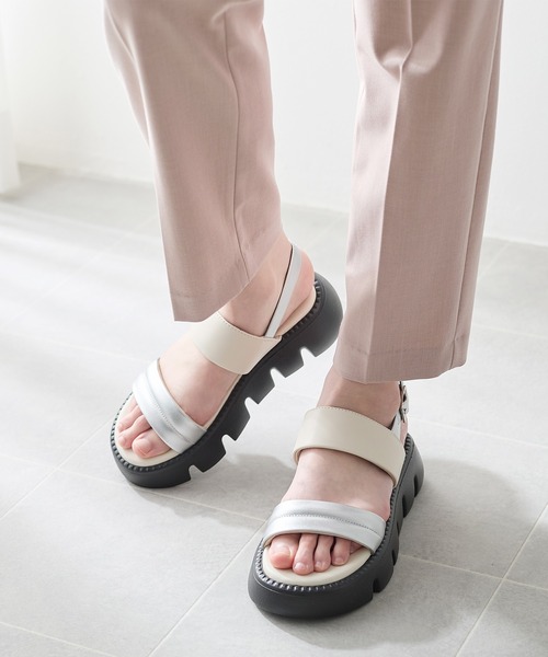 coca(ANDEX shoes product)(コカ)の「厚底 ふんわり パデッド サンダル(サンダル・レディース・ブラック/シルバー・SMALL/LARGE/MEDIUM)」の8枚目の写真