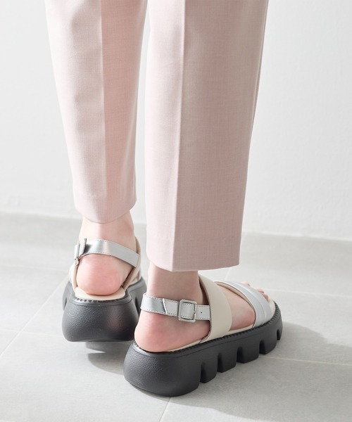 coca(ANDEX shoes product)(コカ)の「厚底 ふんわり パデッド サンダル(サンダル・レディース・ブラック/シルバー・SMALL/LARGE/MEDIUM)」の15枚目の写真