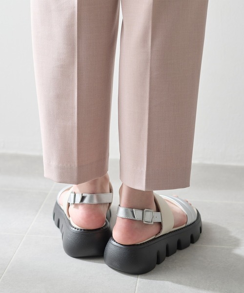 coca(ANDEX shoes product)(コカ)の「厚底 ふんわり パデッド サンダル(サンダル・レディース・ブラック/シルバー・SMALL/LARGE/MEDIUM)」の14枚目の写真