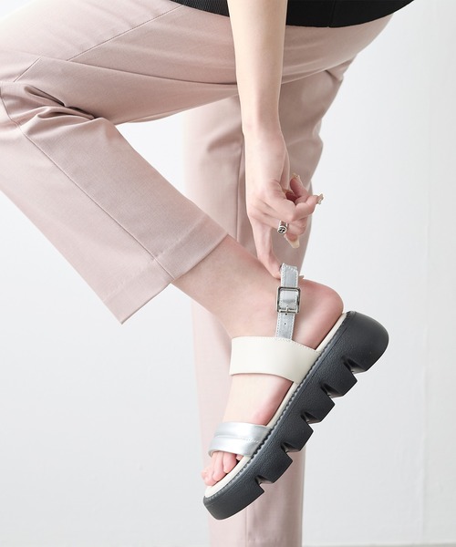 coca(ANDEX shoes product)(コカ)の「厚底 ふんわり パデッド サンダル(サンダル・レディース・ブラック/シルバー・SMALL/LARGE/MEDIUM)」の11枚目の写真