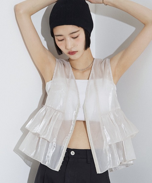 NOMINE（ノミネ）の「2WAY シャイン シアー フリルベスト（ベスト・レディース・グレー/アイボリー/ブラック・フリー）」の2枚目の写真