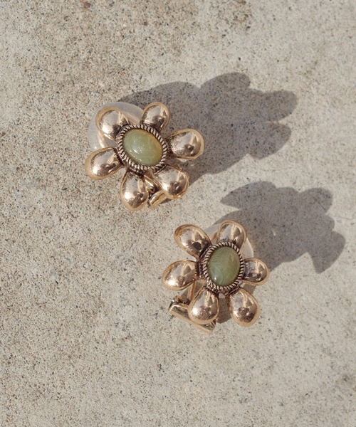 GOLDY（ゴールディ）の「レトロ カラー ストーン フラワー イヤリング（イヤリング・レディース・ブルー/アイボリー/グリーン/ピンク・FREE）」の3枚目の写真