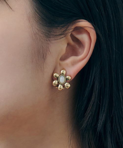 GOLDY（ゴールディ）の「レトロ カラー ストーン フラワー イヤリング（イヤリング・レディース・ブルー/アイボリー/グリーン/ピンク・FREE）」の2枚目の写真