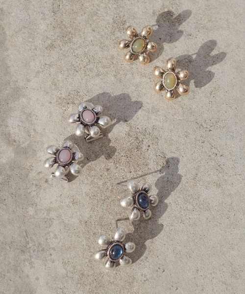 GOLDY（ゴールディ）の「レトロ カラー ストーン フラワー イヤリング（イヤリング・レディース・ブルー/アイボリー/グリーン/ピンク・FREE）」の9枚目の写真