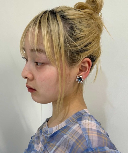 GOLDY（ゴールディ）の「レトロ カラー ストーン フラワー イヤリング（イヤリング・レディース・ブルー/アイボリー/グリーン/ピンク・FREE）」の5枚目の写真