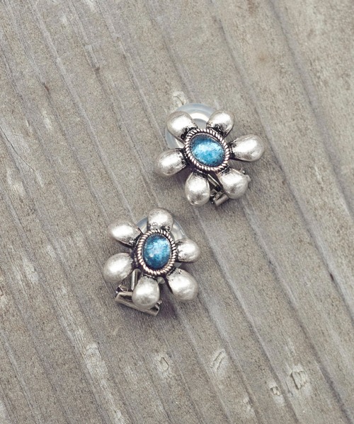 GOLDY（ゴールディ）の「レトロ カラー ストーン フラワー イヤリング（イヤリング・レディース・ブルー/アイボリー/グリーン/ピンク・FREE）」の6枚目の写真