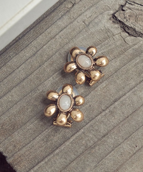 GOLDY（ゴールディ）の「レトロ カラー ストーン フラワー イヤリング（イヤリング・レディース・ブルー/アイボリー/グリーン/ピンク・FREE）」の7枚目の写真