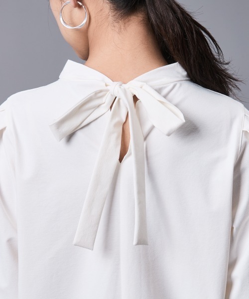 CHIC STYLE（シックスタイル）の「バックリボンプチハイネックプルオーバー＜大きいサイズ有＞シックスタイルゴルフ（Tシャツ/カットソー・レディース・ブラック/オフホワイト・5L/4L/3L/LL/L/M）」の13枚目の写真