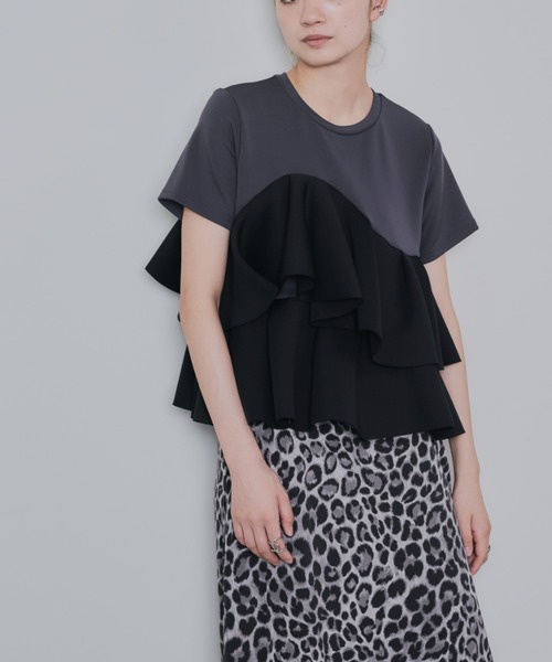 DOLLUPOOPS(ドールアップウップス)の「アシメフリルティアードトップス(Tシャツ/カットソー・レディース・オフホワイト/チャコールグレー・38)」の1枚目の写真