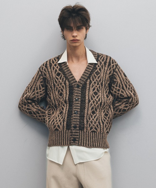 Juha(ユハ)の「DUAL-TONE CABLE CARDIGAN(カーディガン/ボレロ・メンズ・ブラック/グリーン/ベージュ・3/4)」の3枚目の写真