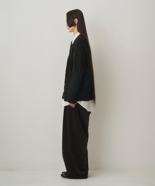 Juha(ユハ)の「DUAL-TONE CABLE CARDIGAN(カーディガン/ボレロ・メンズ・ブラック/グリーン/ベージュ・3/4)」の13枚目の写真