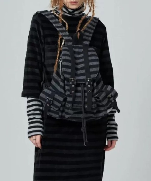 MEMECLE（メメクル）の「【 MEMECLE / メメクル 】ストライプ ベルト バックパック（バックパック/リュック・レディース・ブラウン/ブラック・FREE）」の3枚目の写真