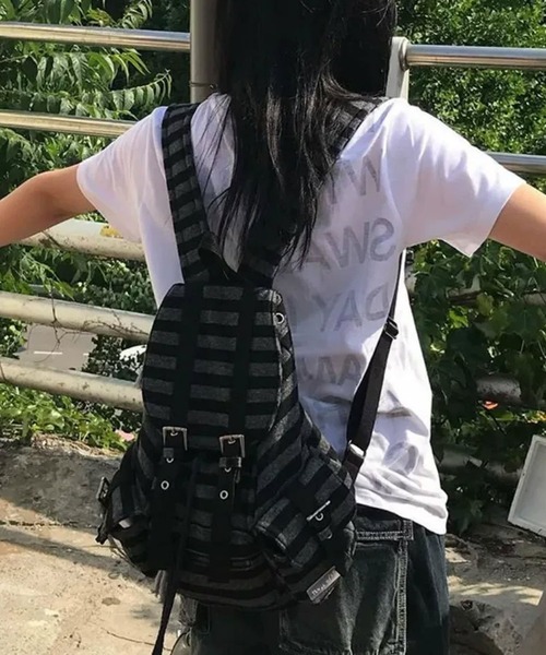 MEMECLE（メメクル）の「【 MEMECLE / メメクル 】ストライプ ベルト バックパック（バックパック/リュック・レディース・ブラウン/ブラック・FREE）」の4枚目の写真