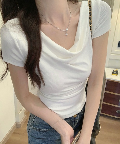 2ly2（トゥーリートゥー）の「上品な魅力を引き出す♪ドレープネックリブトップス（Tシャツ/カットソー・レディース・ベージュ/グリーン/ブラック/アイボリー・FREE）」の6枚目の写真