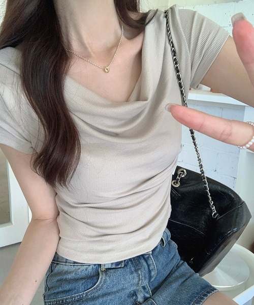 2ly2（トゥーリートゥー）の「上品な魅力を引き出す♪ドレープネックリブトップス（Tシャツ/カットソー・レディース・ベージュ/グリーン/ブラック/アイボリー・FREE）」の21枚目の写真
