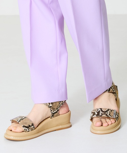 WA ORiental TRaffic（ダブルエーオリエンタルトラフィック）の「ワンベルトクッションウエッジサンダル/52205（サンダル・レディース・ブラウン/ベージュ/ブラック・M/S/LL/L）」の8枚目の写真