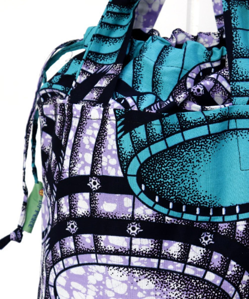 UNBILLION（アンビリオン）の「アフリカンスクエアー AFRICANSQUARE / パーニュ巾着エコバッグ 小（トートバッグ・レディース・サックスブルー・FREE）」の2枚目の写真