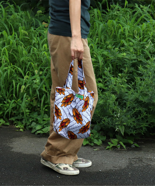 UNBILLION（アンビリオン）の「アフリカンスクエアー AFRICANSQUARE / パーニュ巾着エコバッグ 小（トートバッグ・レディース・サックスブルー・FREE）」の3枚目の写真