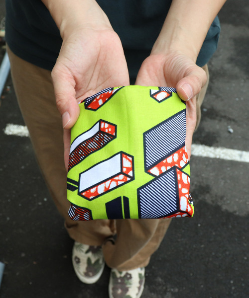 UNBILLION（アンビリオン）の「アフリカンスクエアー AFRICANSQUARE / パーニュ巾着エコバッグ 小（トートバッグ・レディース・サックスブルー・FREE）」の4枚目の写真