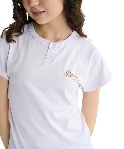 RVCA(ルーカ)の「RVCA レディース ONSHORE BABY HENRY ST Tシャツ 【2025年夏モデル】/ルーカバックプリント半袖ヘンリーネックTシャツ(Tシャツ/カットソー・レディース・パープル系その他/ホワイト/ブラック・MEDIUM/SMALL/LARGE)」の13枚目の写真