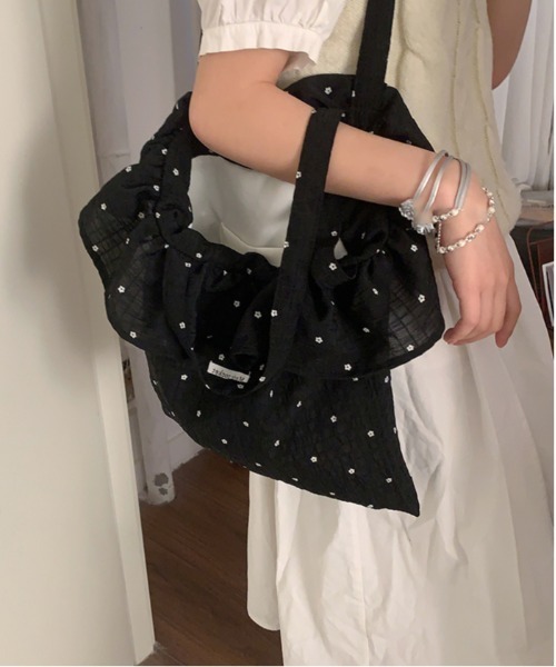 gossip!ロサンゼルス(ゴシップロサンゼルス)の「Y2K ミニフラワーフリルラップトートバッグ 《通勤・通学に!》(ショルダーバッグ・レディース・オフホワイト/ブラック/レッド・FREE)」の2枚目の写真