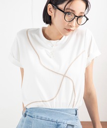 配色コード刺繍で魅せる!モードとリラックスが共存した大人のための上品カジュアルTシャツ