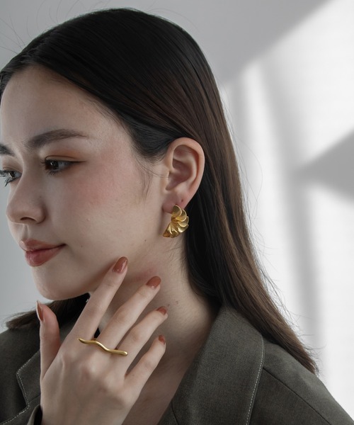 abaskdesign(アバスクデザイン)の「金属アレルギー対応 レイヤードフリルピアス(ピアス(両耳用)・レディース・シルバー/ゴールド・FREE)」の4枚目の写真