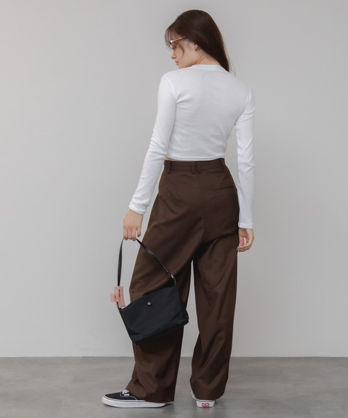 HEILIS(ヘイリス)の「コンパクトロングTシャツ / ロンT クロップド コンパクト カットソー Tシャツ 長袖 ロングスリーブ 短丈 ホワイト ブラック グレー 韓国 春服 夏服 秋服 冬服 カジュアル モード シティガール ノームコア スポーティ シンプル(Tシャツ/カットソー・レディース・ブラック/ホワイト/グレー・FREE)」の11枚目の写真