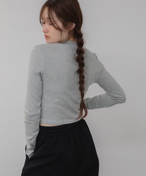 HEILIS(ヘイリス)の「コンパクトロングTシャツ / ロンT クロップド コンパクト カットソー Tシャツ 長袖 ロングスリーブ 短丈 ホワイト ブラック グレー 韓国 春服 夏服 秋服 冬服 カジュアル モード シティガール ノームコア スポーティ シンプル(Tシャツ/カットソー・レディース・ブラック/ホワイト/グレー・FREE)」の18枚目の写真