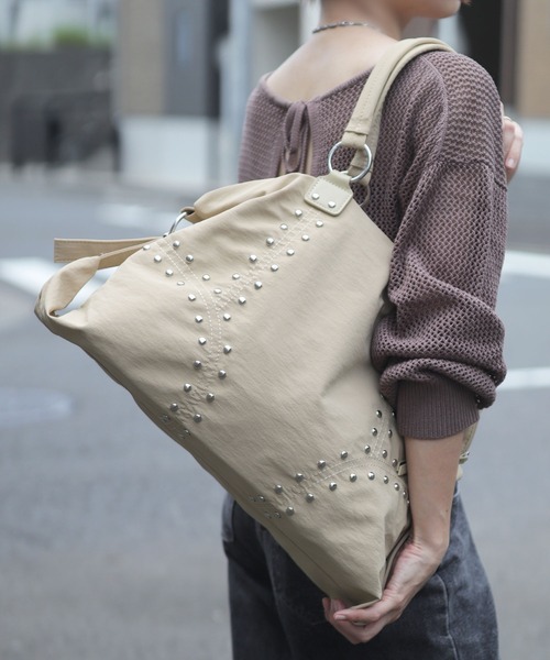 florist（フローリスト）の「【A4収納・軽い◎】スタッズラインボストンバッグ/ショルダーバッグ（ボストンバッグ・レディース・ベージュ/モカ/ブラック/オフホワイト/グリーン・FREE）」の4枚目の写真