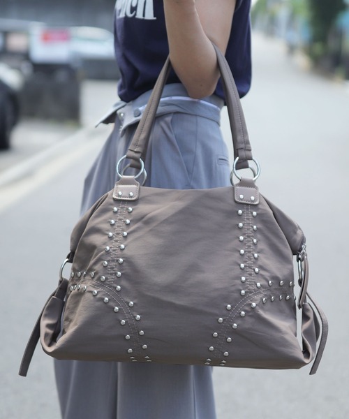 florist（フローリスト）の「【A4収納・軽い◎】スタッズラインボストンバッグ/ショルダーバッグ（ボストンバッグ・レディース・ベージュ/モカ/ブラック/オフホワイト/グリーン・FREE）」の3枚目の写真