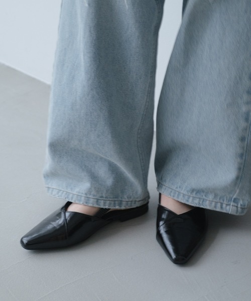 Kastane（カスタネ）の「クロストゥパンプス（パンプス・レディース・ブラウン/ブラック/シルバー・38/37/36）」の2枚目の写真