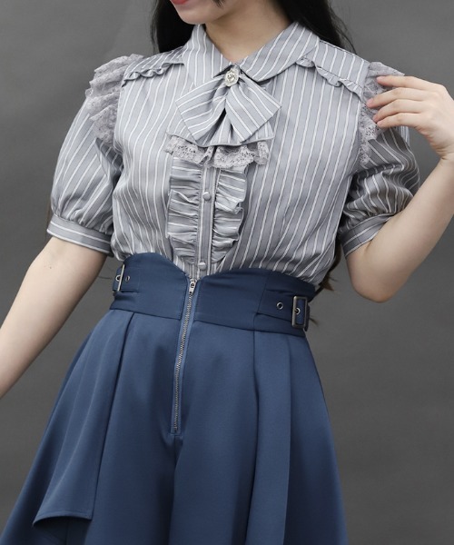 axes femme POETIQUE(アクシーズファムポエティック)の「ジャボブローチ付ブラウス(シャツ/ブラウス・レディース・ブラック/ホワイト/グレー・MEDIUM)」の3枚目の写真