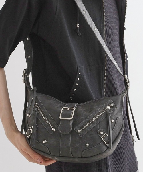 tk.TAKEO KIKUCHI（ティーケータケオキクチ）の「【FANCYシリーズ】スタッズクレセントショルダーバッグ（ショルダーバッグ・メンズ・ブラウン系その他/ブラック/ベージュ系/グレー系1・00）」の3枚目の写真